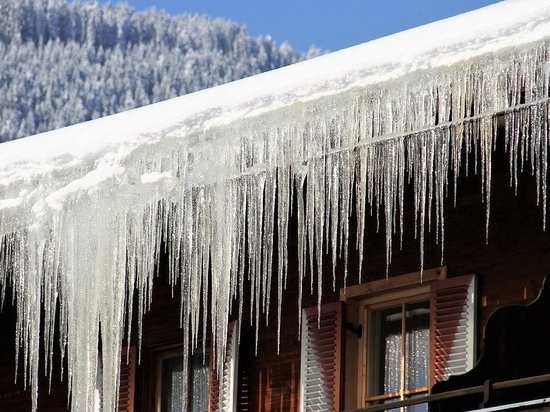 Жители Красноярского края массово жалуются на заваленные снегом дороги и тротуары