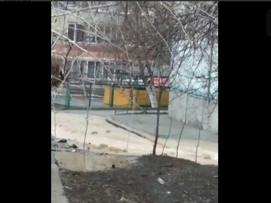 В Ростове из-за прорыва коллектора канализационные нечистоты затопили детсад