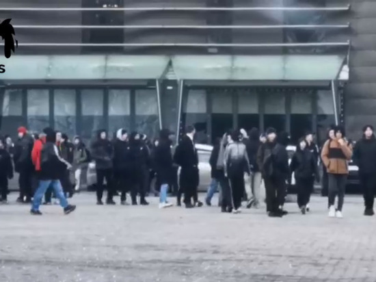 Толпы подростков из «Редана» и «Антиредана» собрались в центре Красноярска
