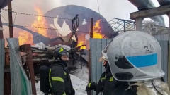 На востоке Москвы сгорел автосервис: видео