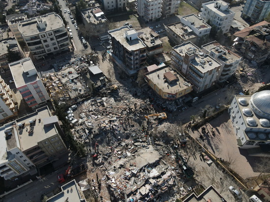 В Турции в результате нового землетрясения погиб один человек, около семидесяти пострадали