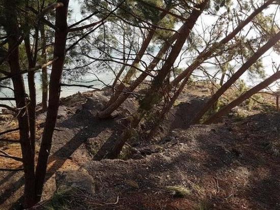 Часть "дикого" кемпинга сползла в море в Туапсинском районе