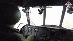 Минобороны показало кадры боевой работы экипажей вертолетов: уничтожают бронетехнику
