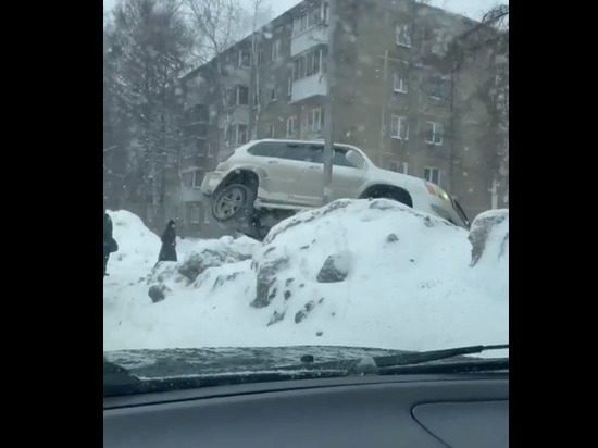 Внедорожник «Лексус» завис в сугробе на Есенина в Новосибирске