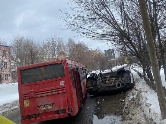 В Казани автобус протаранил припаркованную на обочине легковушку