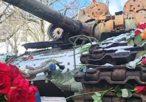 Сгоревший российский танк, установленный перед посольством РФ в Берлине, стал стихийным мемориалом