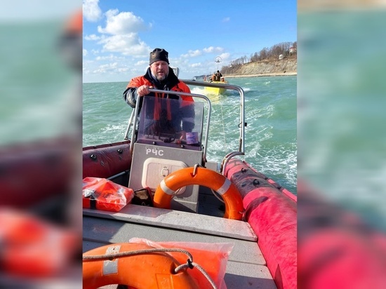 В Сочи спасатели помогли рыбакам, застрявшим на катере в акватории Черного моря