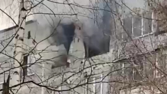 Двух человек спасли из горящей квартиры на юге Москвы: видео