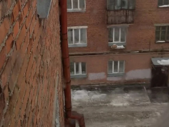 В Новосибирске рухнувшая с крыши глыба сломала позвоночник ребенку