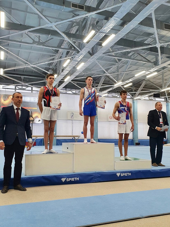 Кемеровские гимнасты одержали победу в окружных соревнованиях