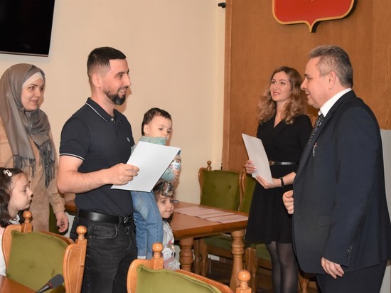В Костроме 18 семей получили из рук главы городской администрации жилищные сертификаты