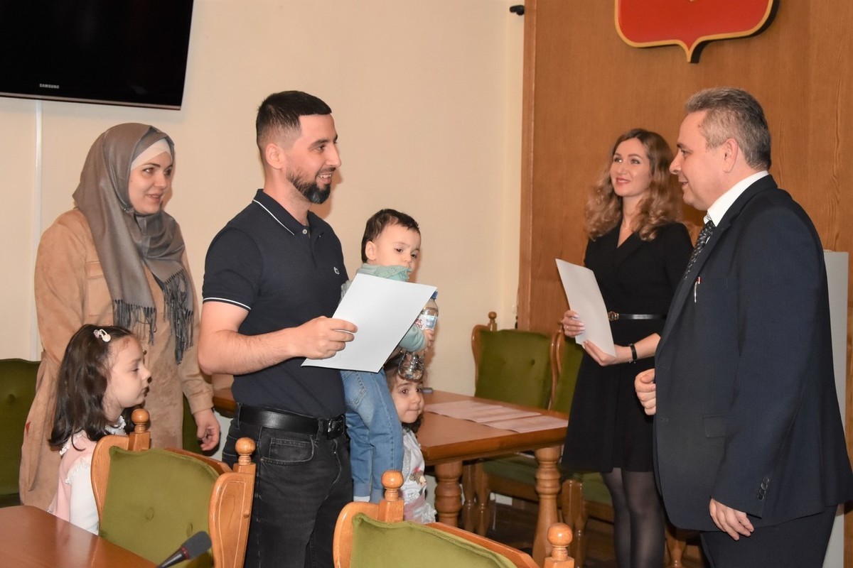 В Костроме 18 семей получили из рук главы городской администрации жилищные сертификаты