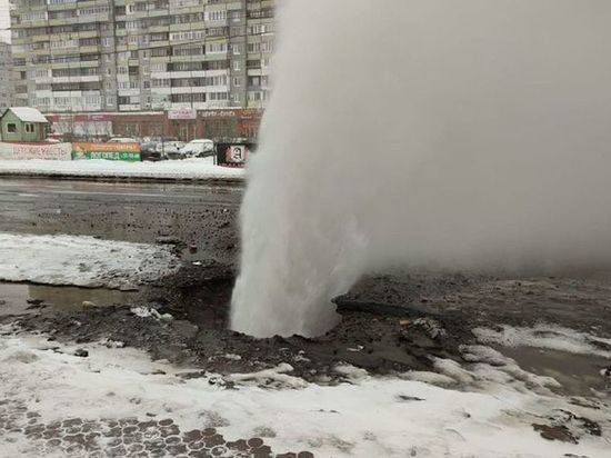 На окраине Омска у дороги забил большой фонтан горячей воды