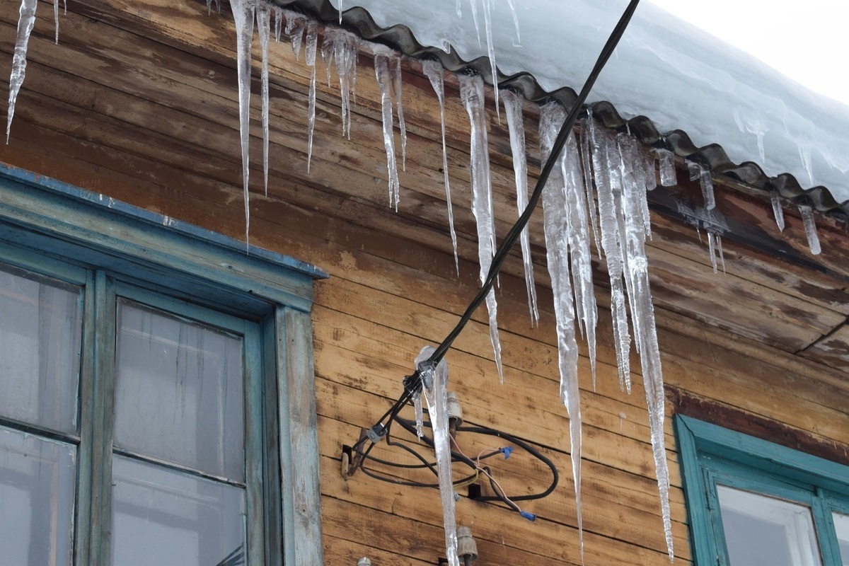 Костромаэнерго напоминает о необходимости своевременной очистки кровель зданий от снега и льда