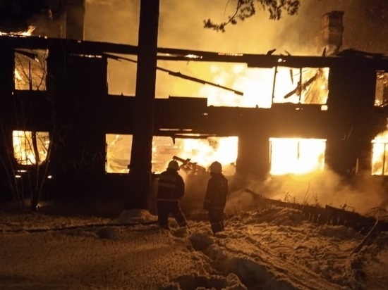 Двухэтажный дом сгорел дотла в поселке Карелии Поросозеро