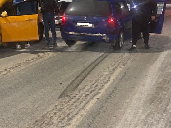 В Твери машина задела ребенка на пешеходном переходе