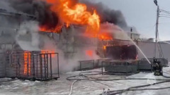 В Ульяновске сгорел автосервис: видео с места ЧП