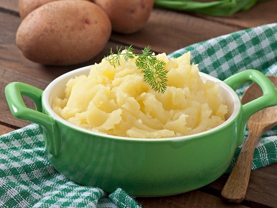 В какую воду класть картошку, чтобы пюре было воздушным, а не сухим и пресным клейстером