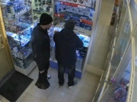 Полиция Новосибирска ищет ограбивших аптеку на 11 тысяч рублей