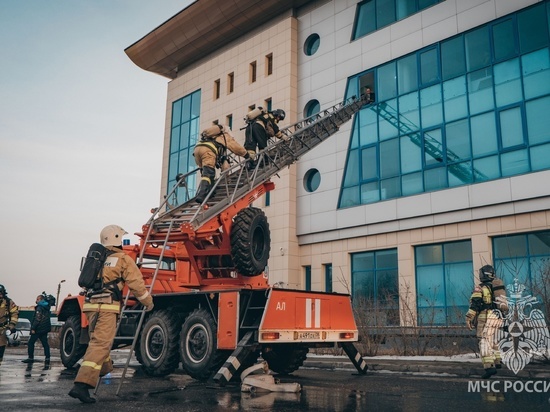 Калмыцкие огнеборцы потушили условный пожар в «Ойрат-Арене»
