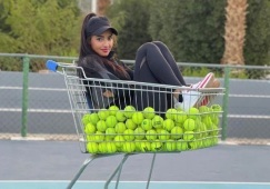 Арабская красавица стала первой саудовской теннисисткой и побеждает в лосинах: яркие фото