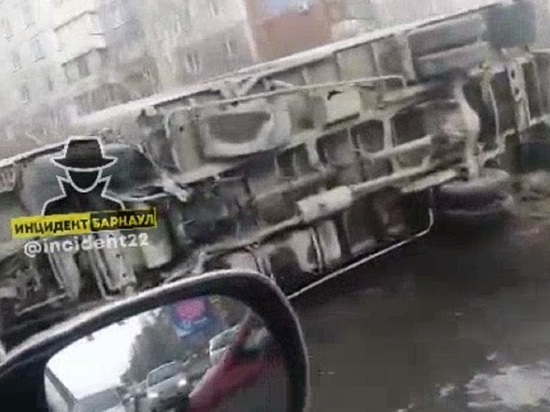 Грузовик перевернулся после столкновения с Honda в Барнауле