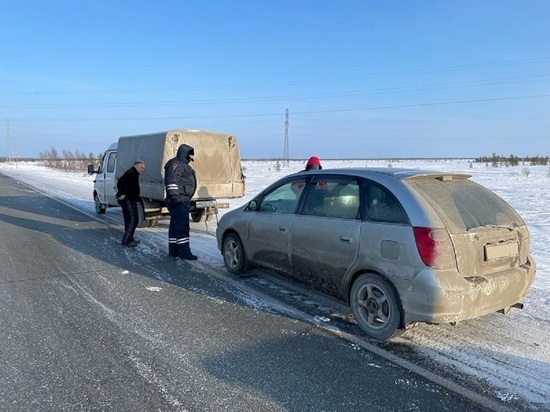 Никто не остановился: на трассе Ямала в заглохшем авто едва не замерзли супруги