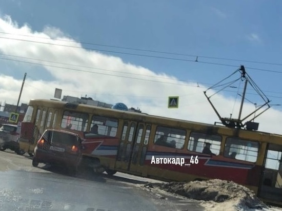 На Северо-Западе Курска легковушка решила «померяться силой» с трамваем