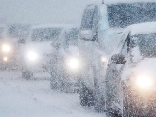 В Кирове сильные снегопады и ветер стали причиной объявления метеопредупреждения