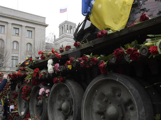 В Берлине убрали выставленный у посольства России танк