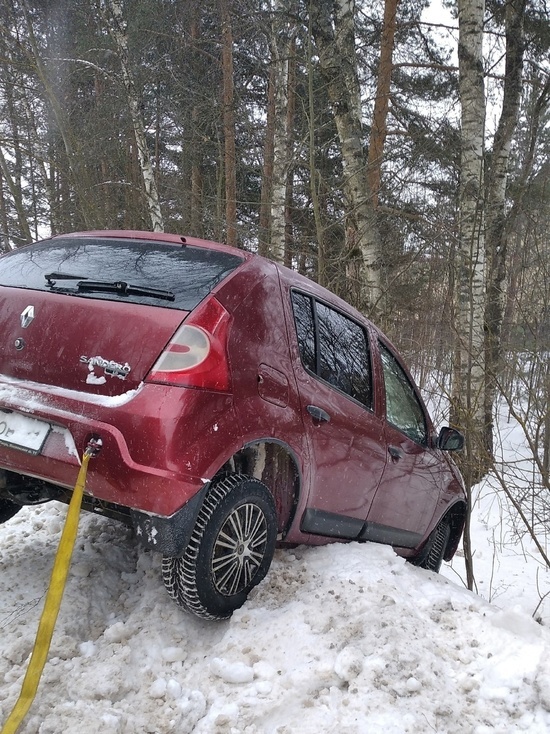 В Тверской области легковушка с девушкой за рулем пыталась перепрыгнуть полуметровый сугроб