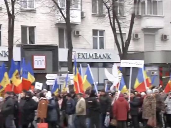 В Кишиневе начались столкновения оппозиции с полицией