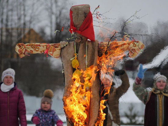 На празднике сожжения Масленицы в Кинешме у фаермена загорелось лицо