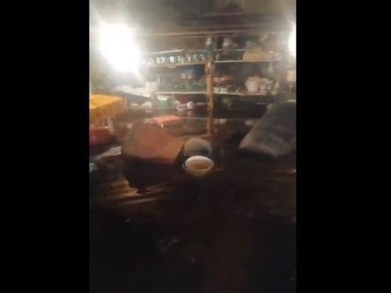 В Гуково жилой дом затопило из-за порыва трубы