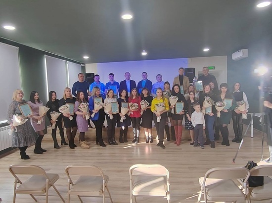 В Курске 22 молодым семьям вручили сертификаты на приобретение жилья