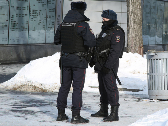 Обезумевший пенсионер напал с ножом на супругу и полицейского в центре Москвы