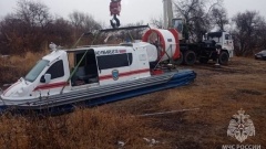 «Нарушено жизнеобеспечение села»: как в Астраханской области доставляли судно на воздушной подушке, которое будет перевозить сельчан 