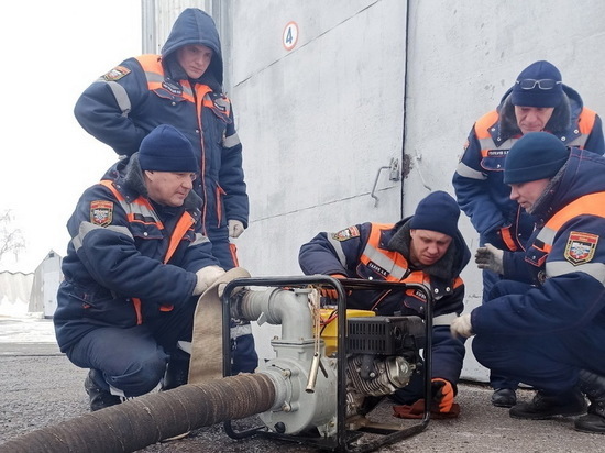 В Курской области готовят мотопомпы для откачки воды во время паводка