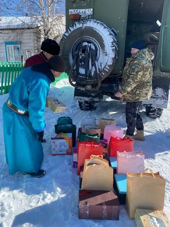 Депутат  Олег Дудко направил жителям села Кунгуртуг грузовик с подарками