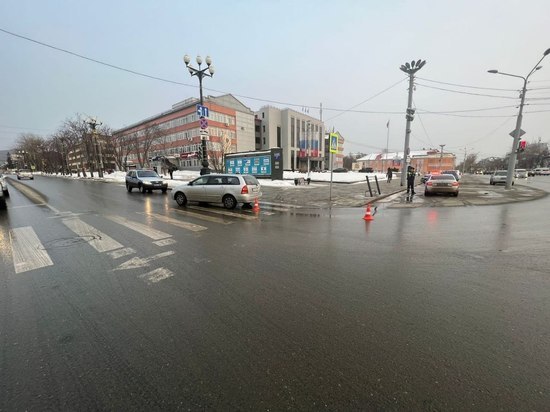 Водитель Toyota Corolla Fielder сбил пожилую женщину в центре Южно-Сахалинска