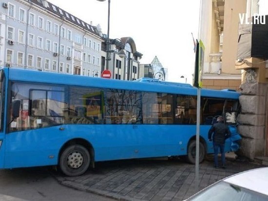 В центре Владивостока пассажирский автобус врезался в здание краевого суда