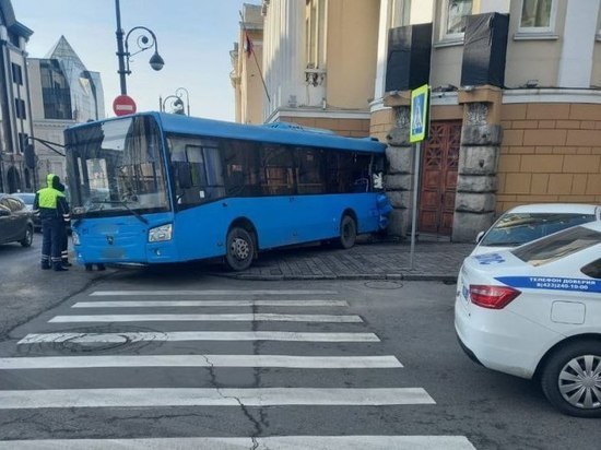 Подробности утреннего ДТП с пассажирским автобусом сообщили в полиции Владивостока