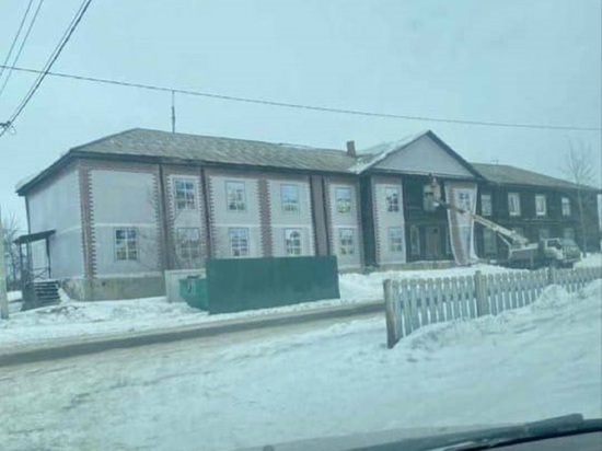 Старые бараки в Кузбассе превращают в новые дома с помощью баннеров