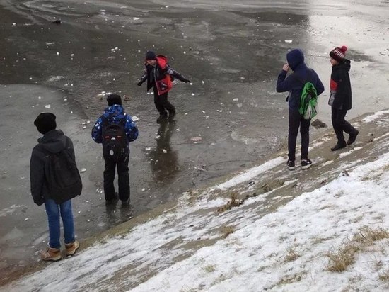 Канские школьники устроили развлечения на льду реки Кан
