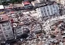 Роскошное здание Rönesans Rezidans в результате землетрясения в Турции рухнуло на бок