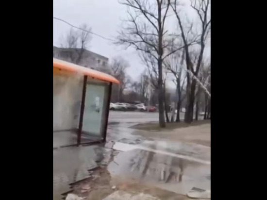 На Западном в Ростове из-за коммунального фонтана затопило остановку