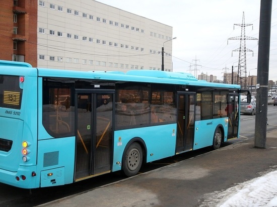 Во Владивостоке неуправляемый автобус влетел в здание суда