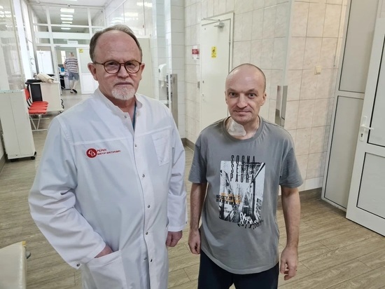 Хирурги новосибирского НИИТО выпрямили позвоночник мужчине, который смотрел только вниз