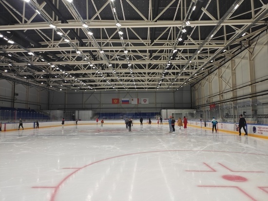 Более 2300 вологжан уже покатались на коньках на катке «ВологдаАрена»