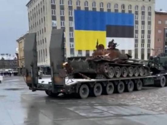Подбитые российские танки выставили в Таллине и Риге